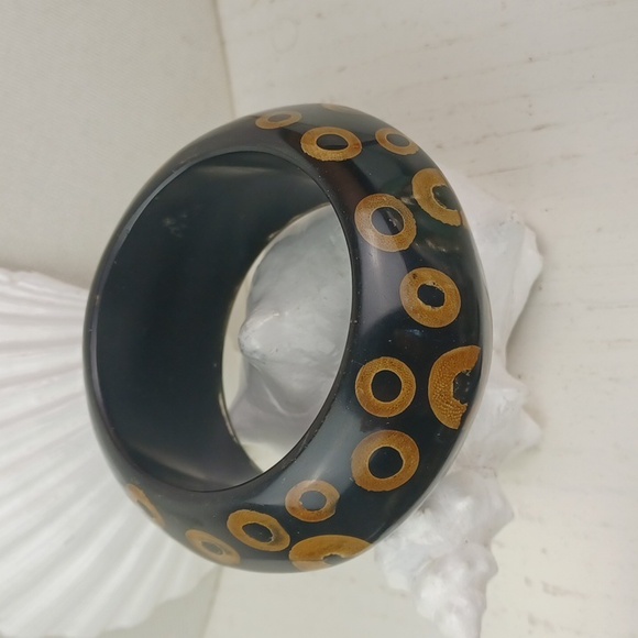 KJL Black Lucite & Golden Tan Bicone Knife Edge Stamped Bangle Bracelet - Picture 10 of 10